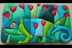 1_Relief-Chamaeleon-mit-Tulpen